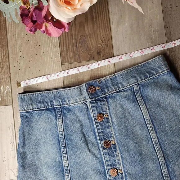 Karlie Kloss EXPRESS Medium Wash Button Up Denim Mini Skirt Size 2 - Picture 12 of 12